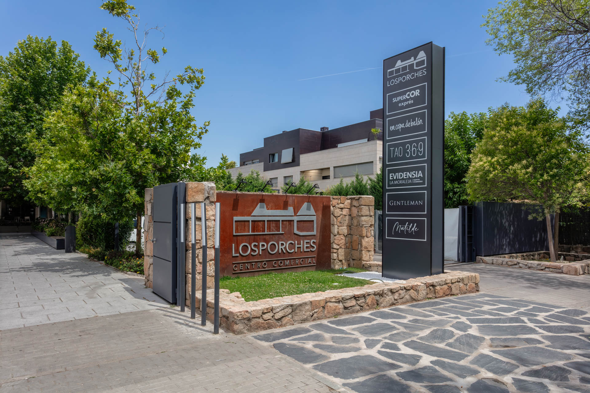 Axis Arquitectura - Los Porches Shopping Center x Luzestudio (28)