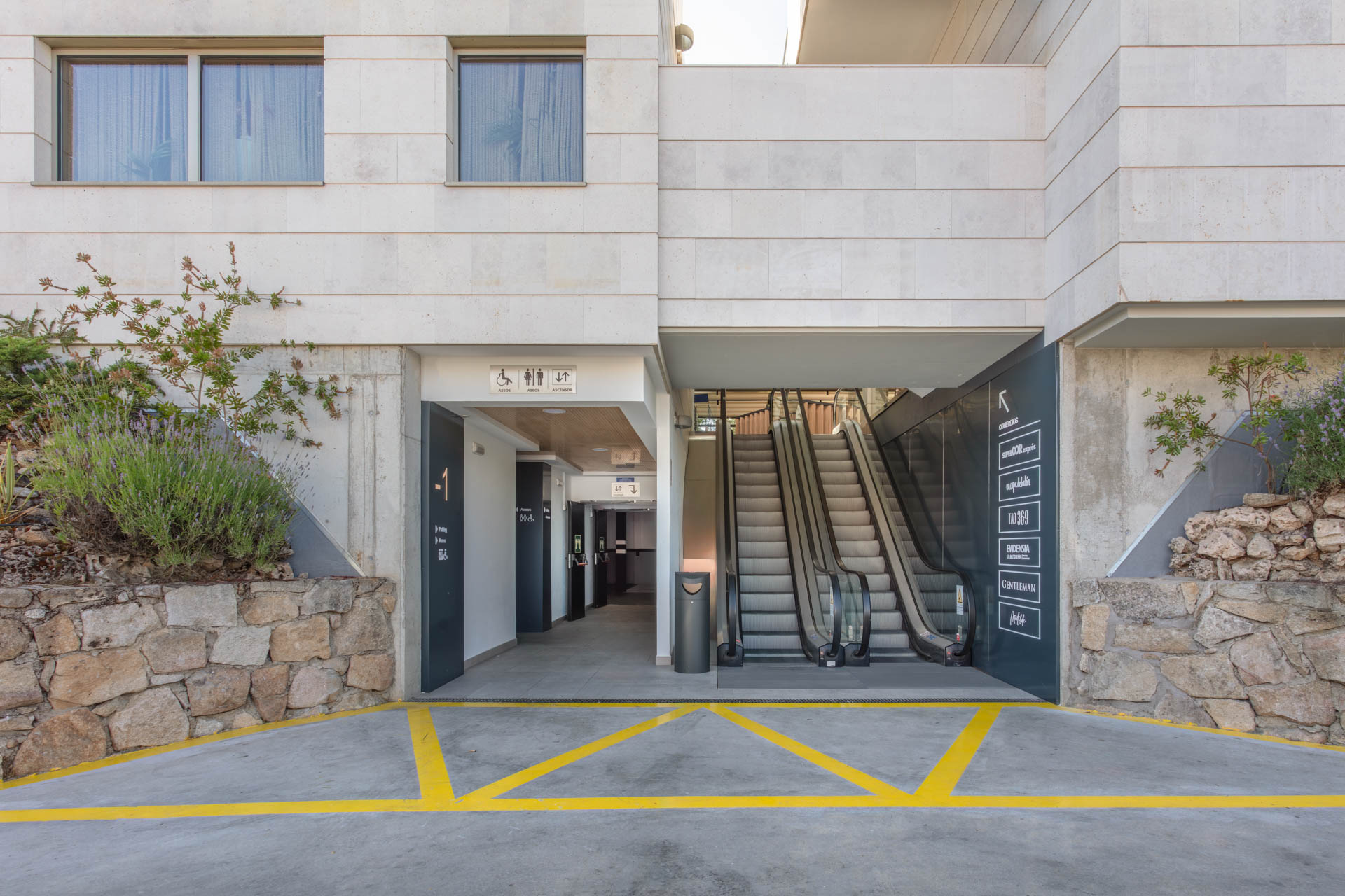 Axis Arquitectura - Los Porches Shopping Center x Luzestudio (9)